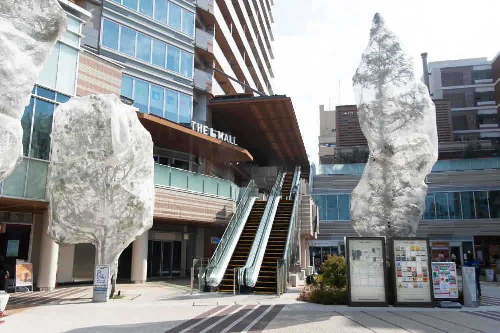 東口出口正面にザ・モールのエスカレーターがありますので、2階に上がります。