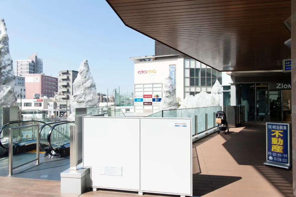 エスカレーターを上ったら、左側通路を進みます。