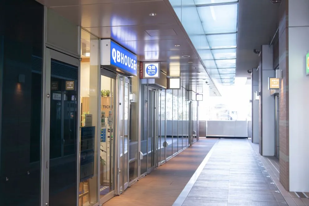 道なりに進むと、左手一番奥に「清水整骨院」の看板が見えます。