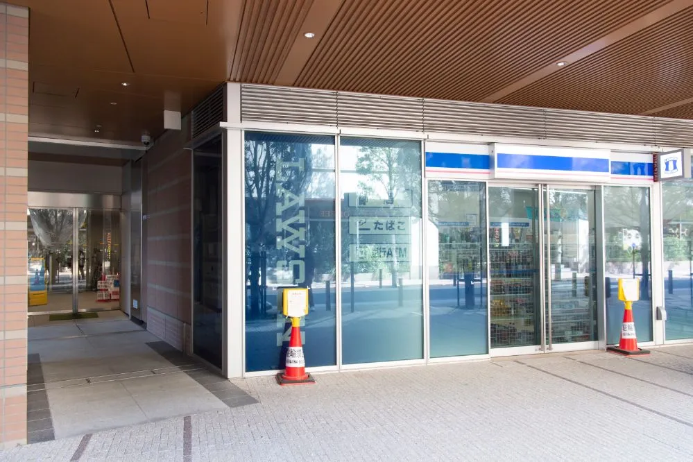 ローソンの横の通路を入るとエレベーター乗り場があります。