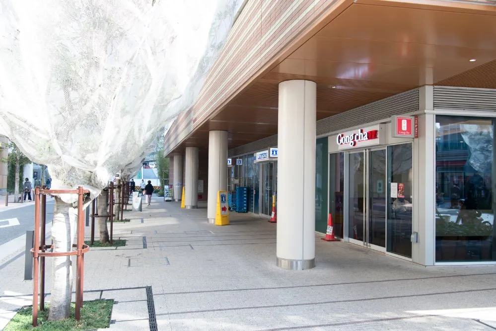 武蔵小山駅東口を出たら左に進みます。